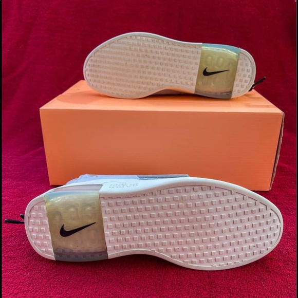 Nike - Picture 2 of 3